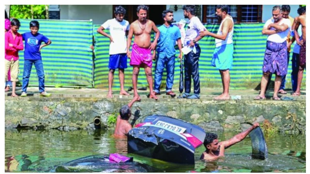 കാർ നിയന്ത്രണം വിട്ട് തലകുത്തനെ തോട്ടിലേക്ക്, യാത്രക്കാരായ അഞ്ച് യുവാക്കൾക്കും അത്ഭുത രക്ഷപ്പെടൽ