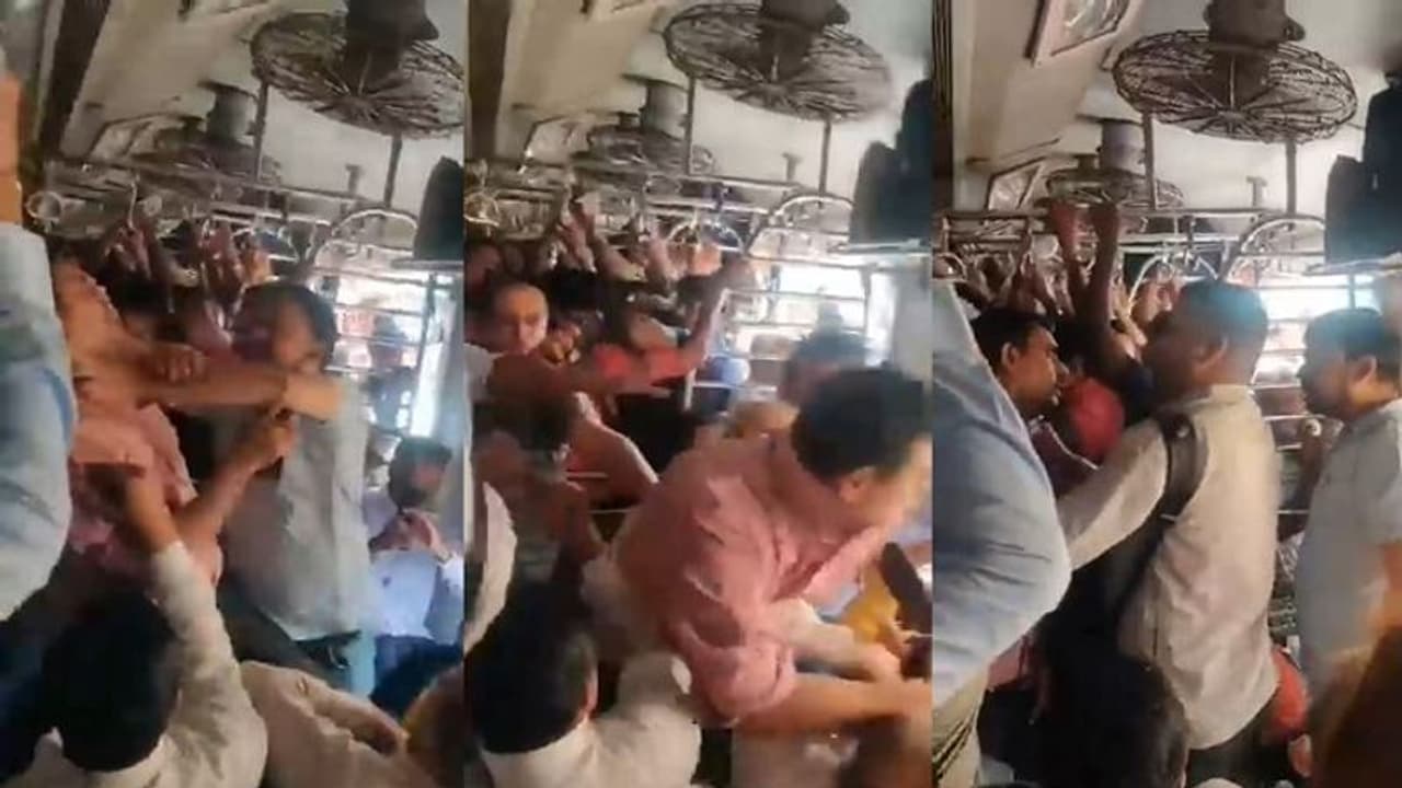 ఢిల్లీ మెట్రో సరసన ముంబై లోకల్ ట్రైన్.. సీటు కోసం పిచ్చికొట్టుడు కొట్టుకున్నారు.. వీడియో వైరల్.. ఢిల్లీ మెట్రో సరసన ముంబై లోకల్ ట్రైన్.. సీటు కోసం పిచ్చికొట్టుడు కొట్టుకున్నారు.. వీడియో వైరల్..