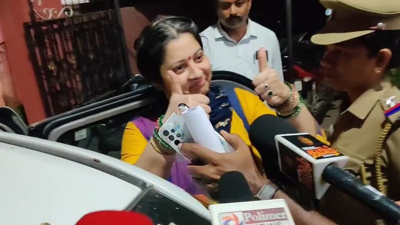 விசாரணைக்கு பின் முகமலர்ச்சியுடன் வெளியே சென்ற விஜயலட்சுமி; கைது செய்யப்படுகிறாரா சீமான்?
