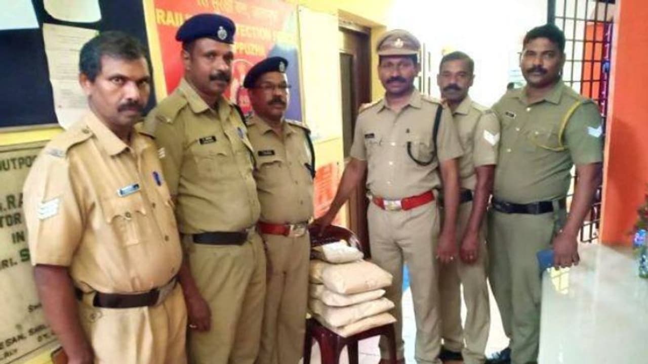 ഓണം സ്പെഷ്യല് ഡ്രൈവ്; ധന്ബാദ് എക്സ്പ്രസില് നിന്ന് ആറര കിലോ കഞ്ചാവ് പിടിച്ചെടുത്തു ഓണം സ്പെഷ്യല് ഡ്രൈവ്; ധന്ബാദ് എക്സ്പ്രസില് നിന്ന് ആറര കിലോ കഞ്ചാവ് പിടിച്ചെടുത്തു