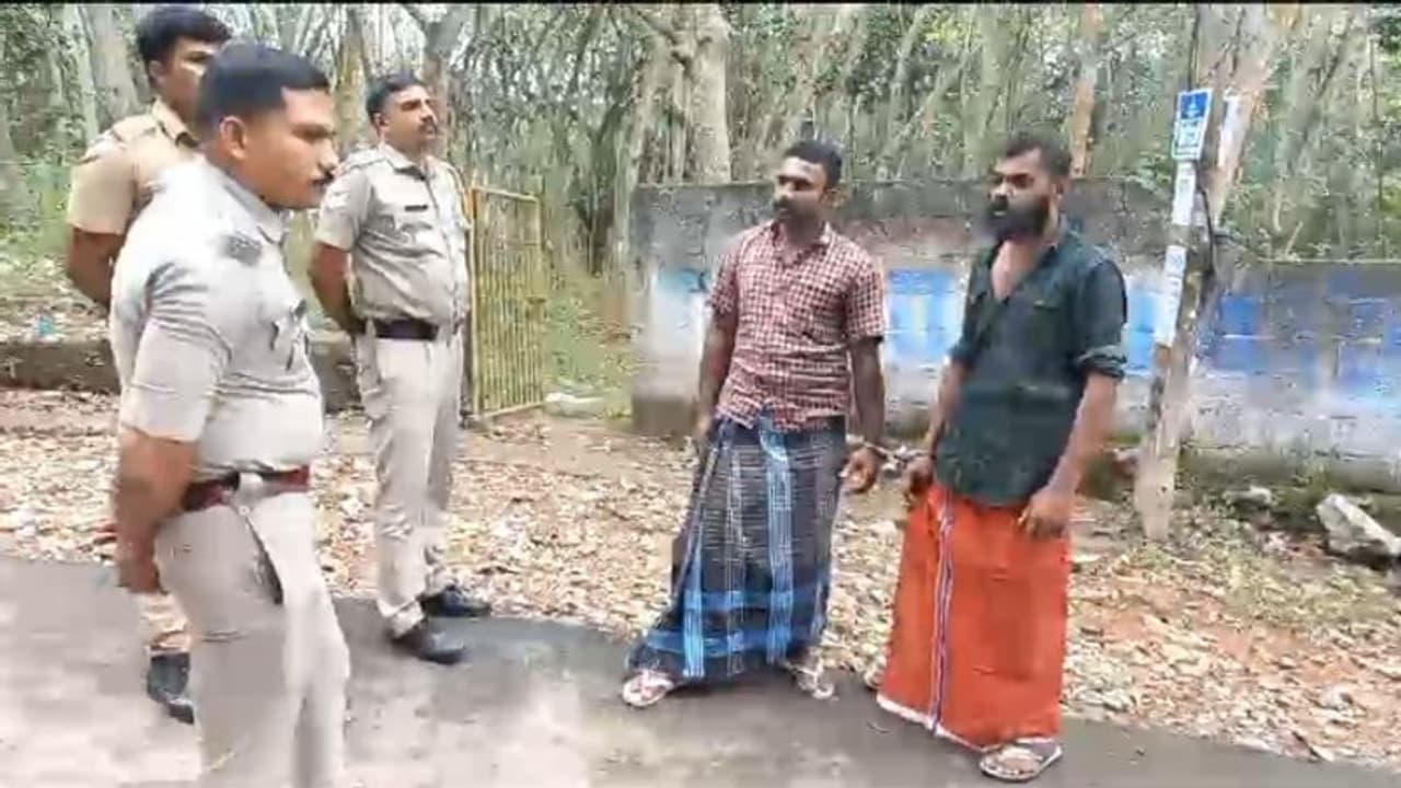 വീടുകയറി ആക്രമണം, യുവാവിന്റെ കൈ അടിച്ചൊടിച്ചു; രണ്ടു പേര് അറസ്റ്റില് വീടുകയറി ആക്രമണം, യുവാവിന്റെ കൈ അടിച്ചൊടിച്ചു; രണ്ടു പേര് അറസ്റ്റില്