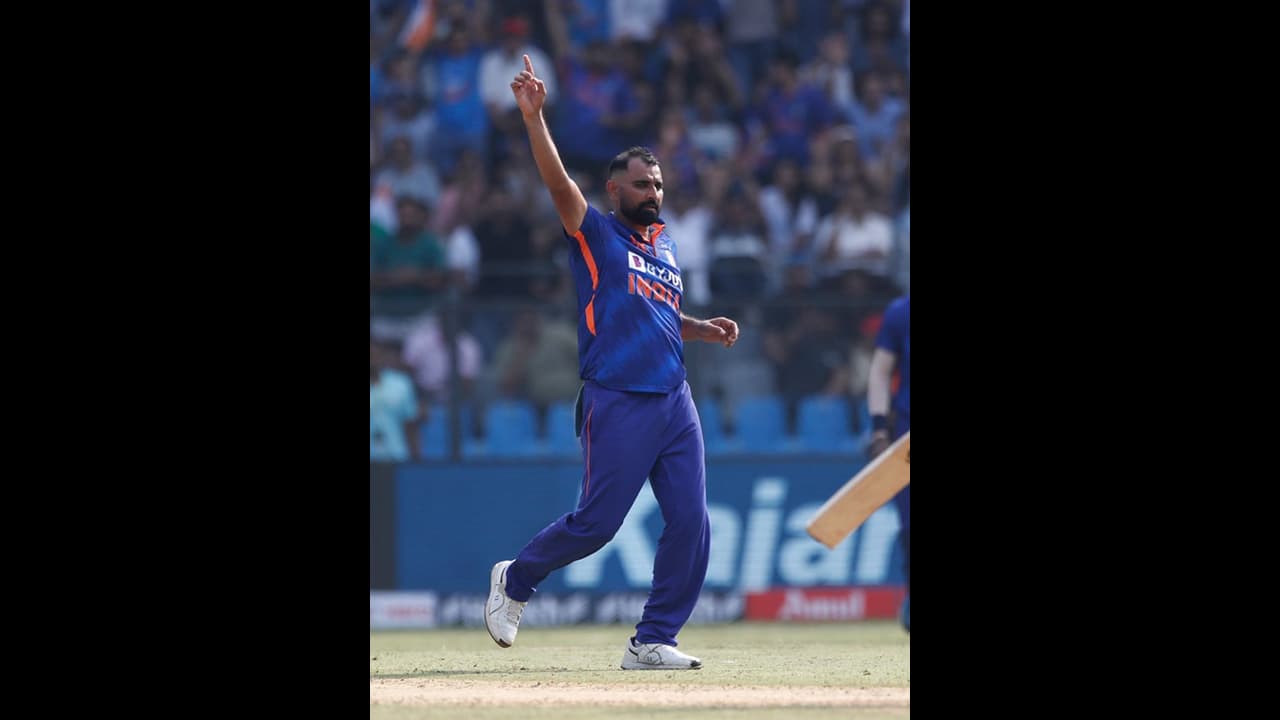 മുഹമ്മദ് ഷമിക്ക് പരിക്ക്? ലോകകപ്പില് മുന്നില് നില്ക്കെ ആരാധകര്ക്ക് ആശങ്ക; പിന്നീട് അതിഗംഭീര തിരിച്ചുവരവ് മുഹമ്മദ് ഷമിക്ക് പരിക്ക്? ലോകകപ്പില് മുന്നില് നില്ക്കെ ആരാധകര്ക്ക് ആശങ്ക; പിന്നീട് അതിഗംഭീര തിരിച്ചുവരവ്