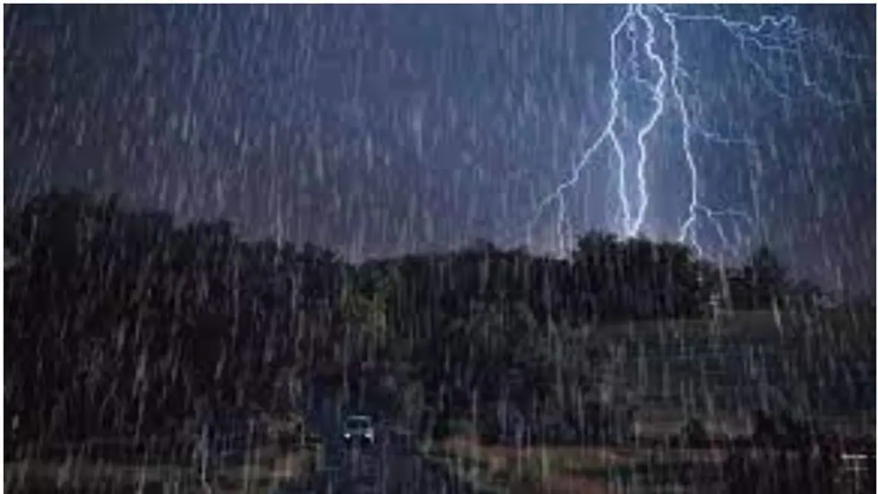 പുതിയ അറിയിപ്പ്, കൊല്ലത്ത് രാത്രിയും മഴ തുടരും, തലസ്ഥാനമടക്കം 9 ജില്ലകളിൽ ഇടിമിന്നലോടെ മഴക്ക് സാധ്യത