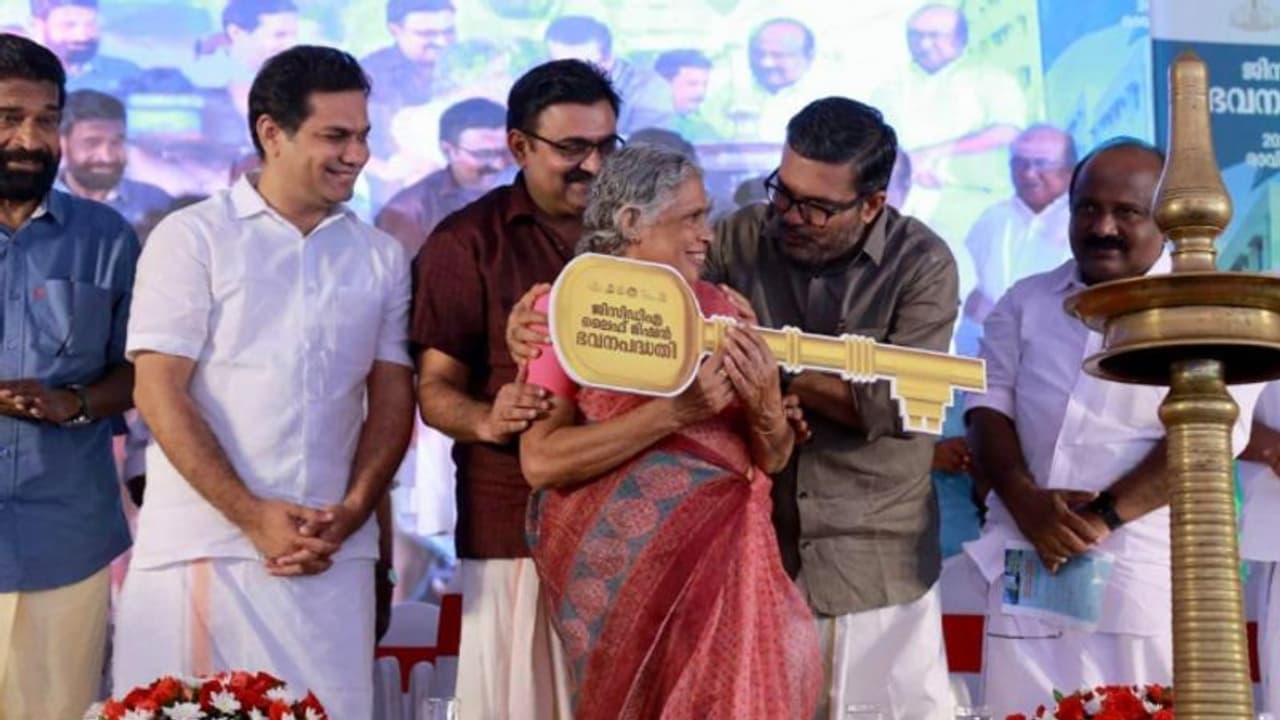 പി ആന്‍ഡ് ടി കോളനിയിലെ 83 കുടുംബങ്ങള്‍ ഇനി ഫ്‌ളാറ്റിലേക്ക്; മഴക്കാലത്തെ നരകജീവിതത്തിന് അവസാനമെന്ന് മന്ത്രിമാർ