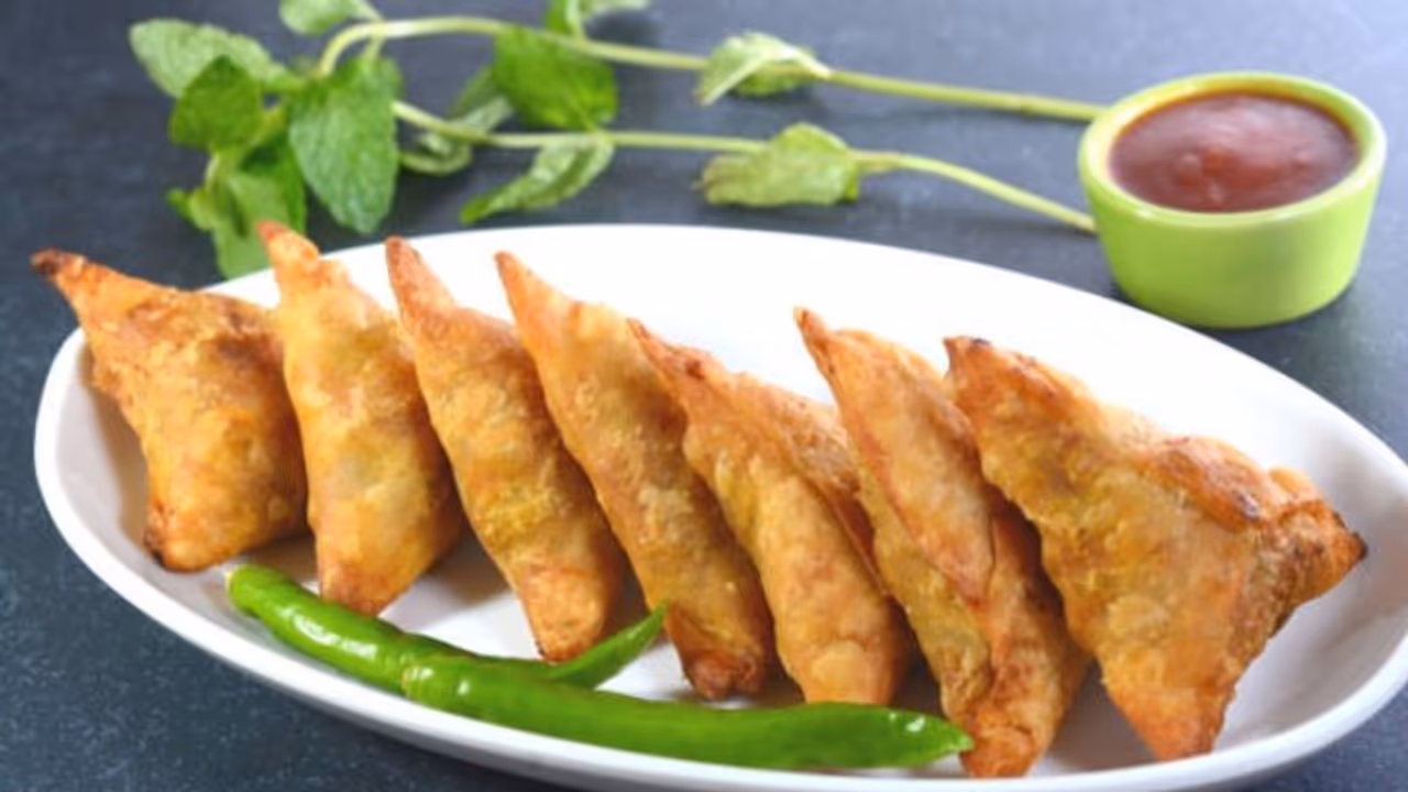 'മെഷീനില് സമൂസയുണ്ടാക്കുന്നത് ഇങ്ങനെയാണോ!'; വീഡിയോ വൈറല് 'മെഷീനില് സമൂസയുണ്ടാക്കുന്നത് ഇങ്ങനെയാണോ!'; വീഡിയോ വൈറല്