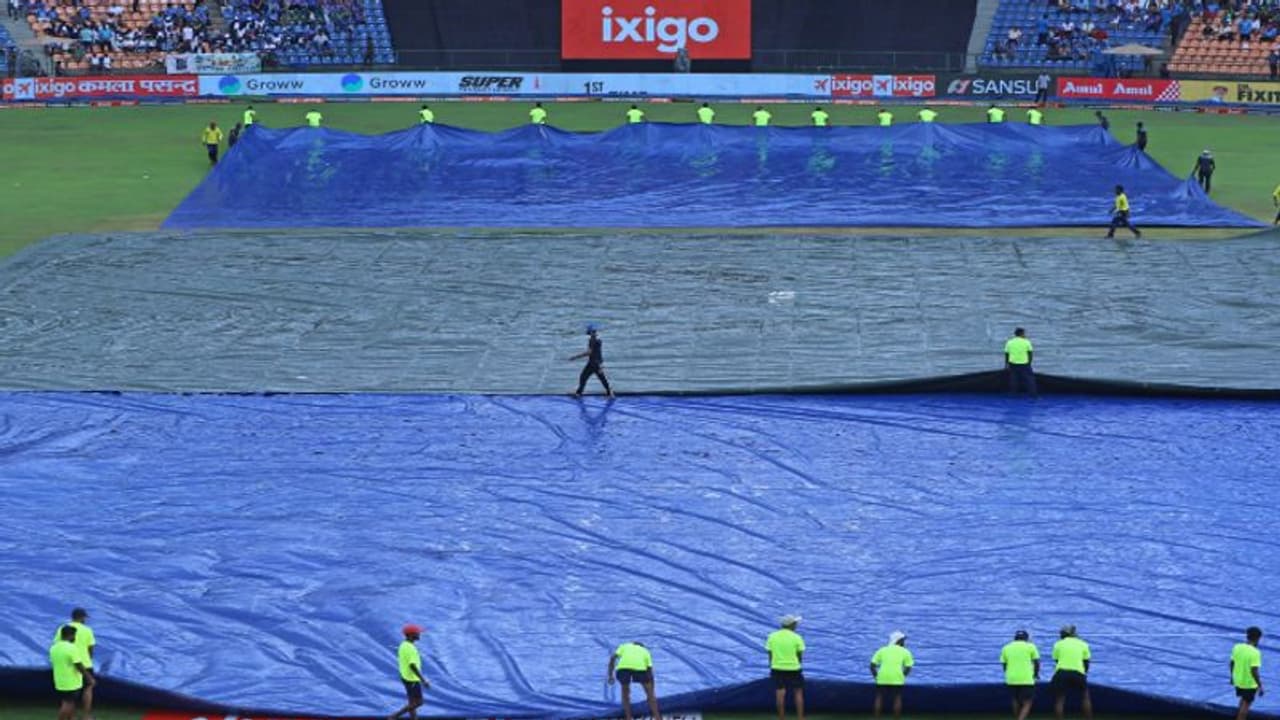 ഏഷ്യാ കപ്പ്: ഇന്ത്യ നേപ്പാള് മത്സരത്തിലും മഴയുടെ കളി; ഇന്ത്യന് ആക്രമണത്തെ ചെറുത്ത് കുഞ്ഞന് ടീം ഏഷ്യാ കപ്പ്: ഇന്ത്യ നേപ്പാള് മത്സരത്തിലും മഴയുടെ കളി; ഇന്ത്യന് ആക്രമണത്തെ ചെറുത്ത് കുഞ്ഞന് ടീം