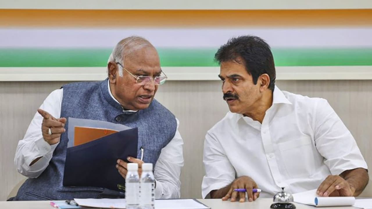 ഒരു രാജ്യം ഒരു തെരഞ്ഞെടുപ്പ്: സമിതിയിൽ ഖർഗെയെ ഒഴിവാക്കിയതിനെതിരെ കെസി വേണുഗോപാൽ ഒരു രാജ്യം ഒരു തെരഞ്ഞെടുപ്പ്: സമിതിയിൽ ഖർഗെയെ ഒഴിവാക്കിയതിനെതിരെ കെസി വേണുഗോപാൽ