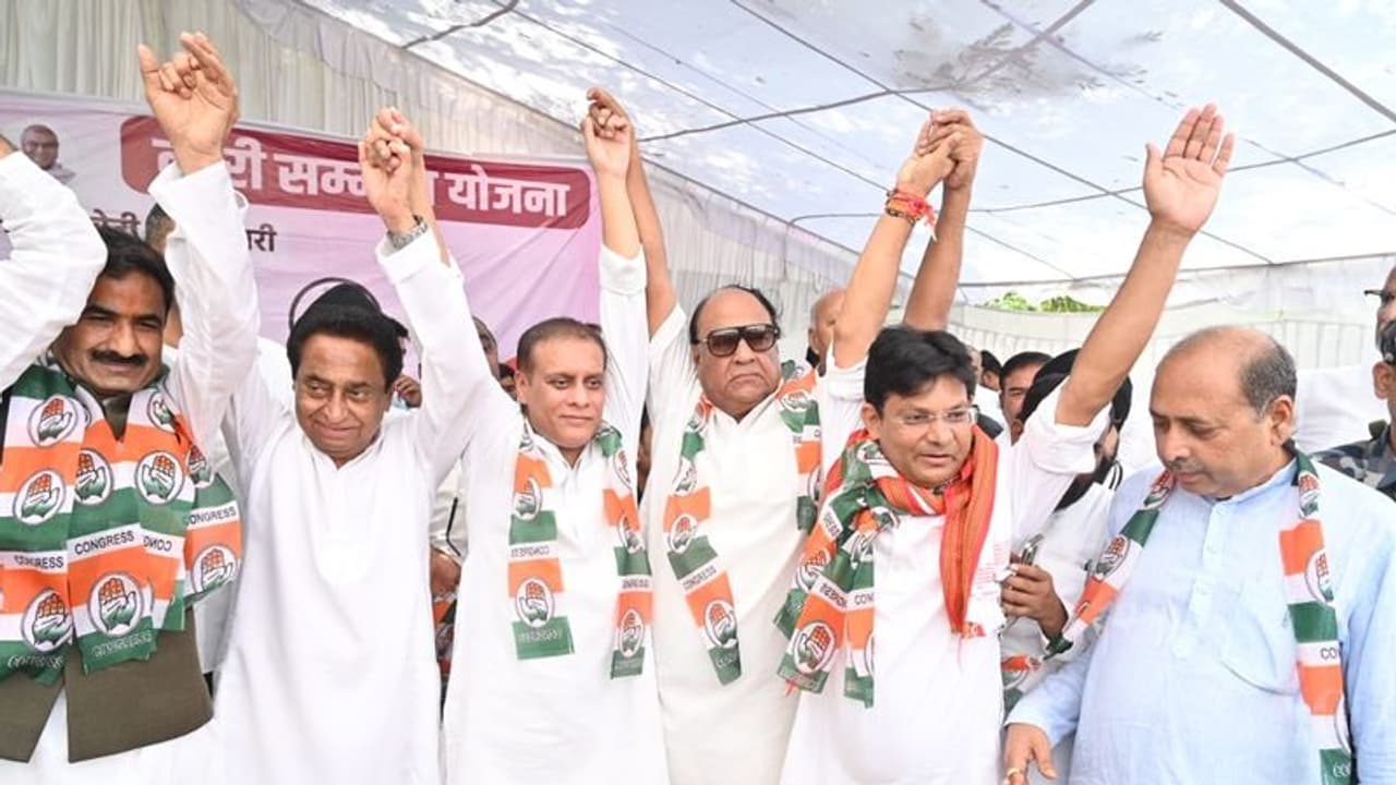 ఎన్నికలకు ముందు బీజేపీ షాక్.. కాంగ్రెస్ లో చేరిన 8 జిల్లాల నాయకులు ఎన్నికలకు ముందు బీజేపీ షాక్.. కాంగ్రెస్ లో చేరిన 8 జిల్లాల నాయకులు