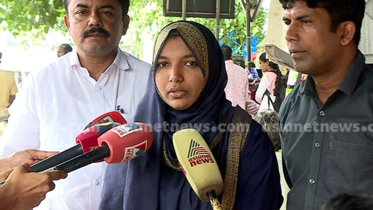 വയറ്റിൽ കത്രിക കുടുങ്ങിയ സംഭവം; 1 കോടി രൂപ നഷ്ടപരിഹാരം ആവശ്യപ്പെടും; ഹർഷിന സമരസമിതി ഹൈക്കോടതിയിലേക്ക്