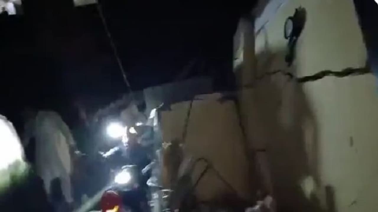 విషాదం.. అర్ధరాత్రి కుప్పకూలిన రెండంతస్తుల భవనం.. ఇద్దరు మృతి.. ఐదుగురికి గాయాలు విషాదం.. అర్ధరాత్రి కుప్పకూలిన రెండంతస్తుల భవనం.. ఇద్దరు మృతి.. ఐదుగురికి గాయాలు