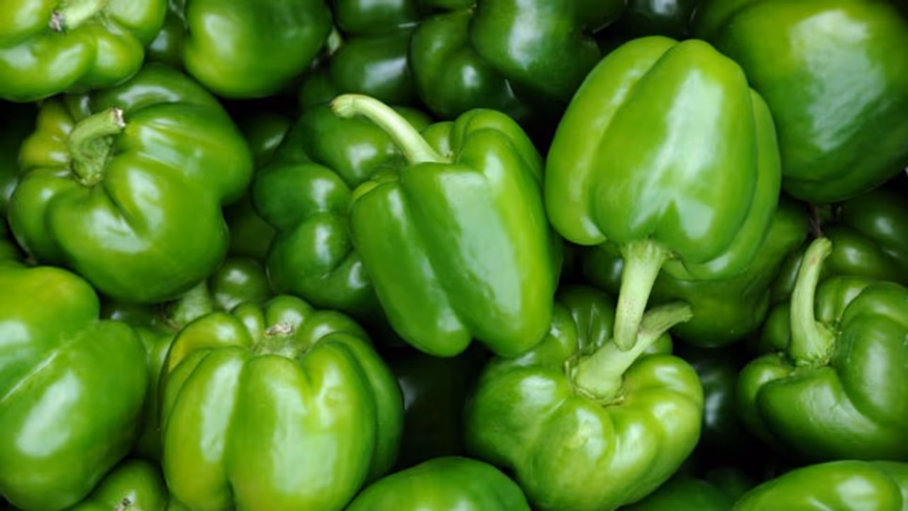 ഹൃദയാരോഗ്യം മുതൽ കുടലിന്‍റെ ആരോഗ്യം വരെ; അറിയാം ഗ്രീന്‍ പെപ്പറിന്‍റെ ഗുണങ്ങള്‍... 