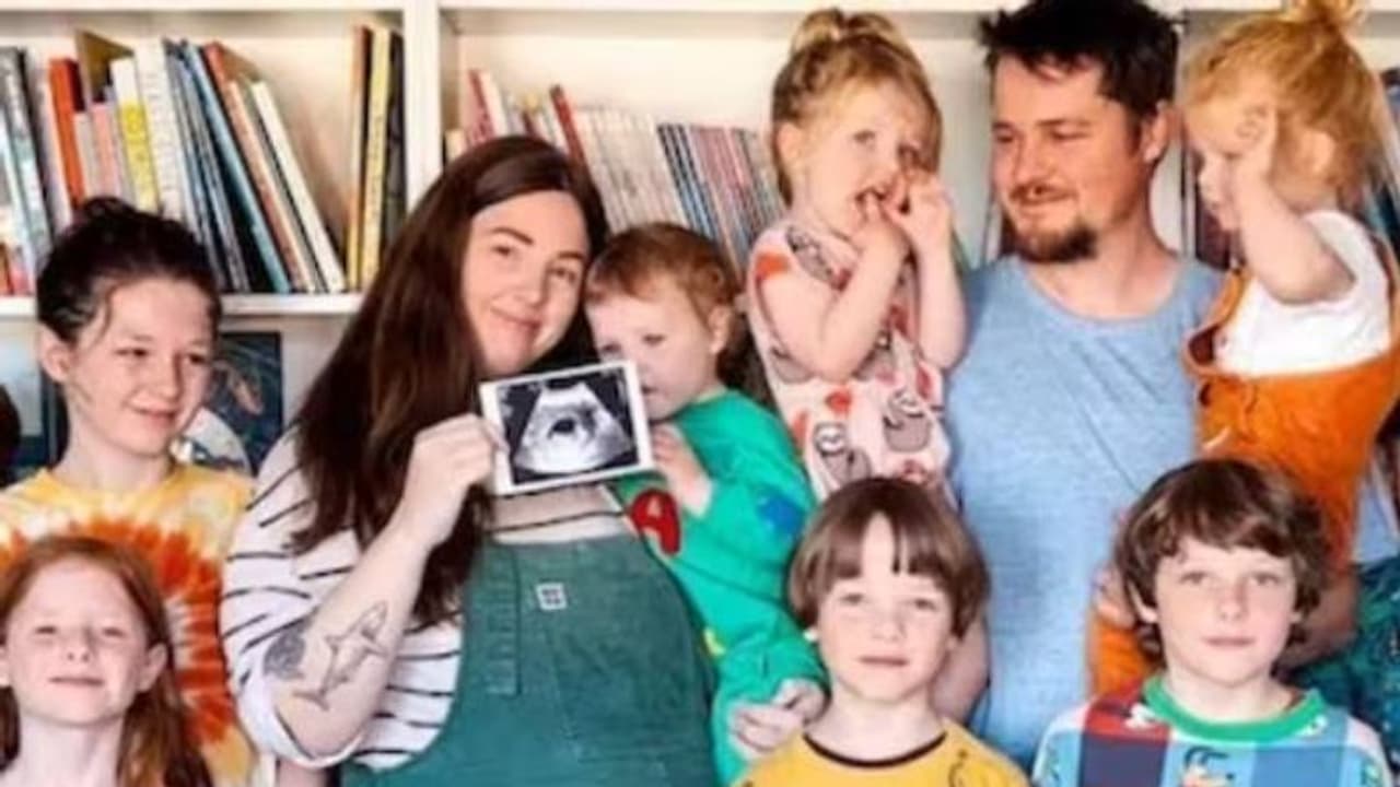 പത്താമത്തെ കുഞ്ഞിന് ജന്മം നൽകാനൊരുങ്ങുകയാണ് എന്ന് യുവതി, ഇത്രയൊക്കെ വേണോ എന്ന് സോഷ്യൽ മീഡിയ 