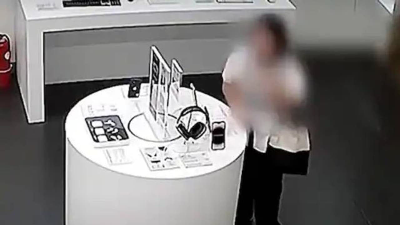 ആന്റി തെഫ്റ്റ് കേബിൾ കടിച്ച് മുറിച്ചു, ശേഷം കടയിൽ നിന്നും ഐഫോണുമായി നൈസായി മുങ്ങി യുവതി ആന്റി തെഫ്റ്റ് കേബിൾ കടിച്ച് മുറിച്ചു, ശേഷം കടയിൽ നിന്നും ഐഫോണുമായി നൈസായി മുങ്ങി യുവതി