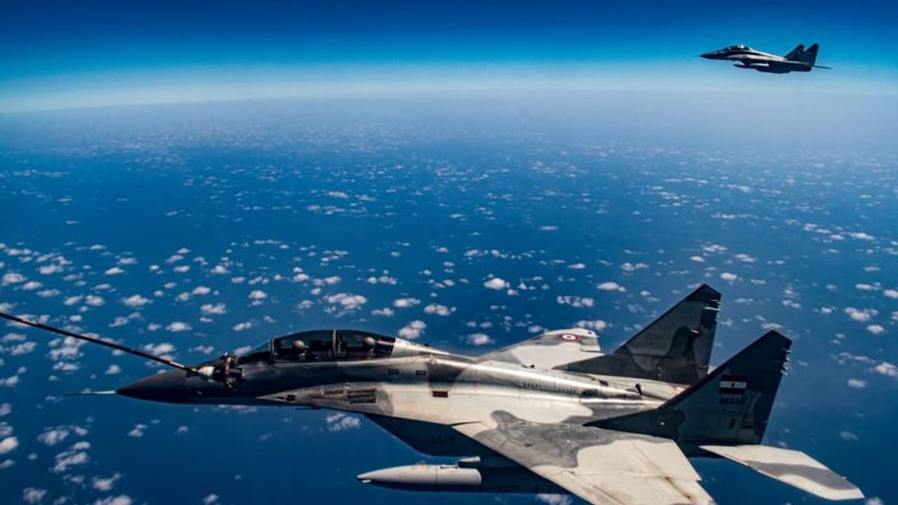 நடுவானில் எகிப்து விமானத்துக்கு உதவி செய்த இந்திய விமானப்படையின் எரிபொருள் விமானம்! நடுவானில் எகிப்து விமானத்துக்கு உதவி செய்த இந்திய விமானப்படையின் எரிபொருள் விமானம்!