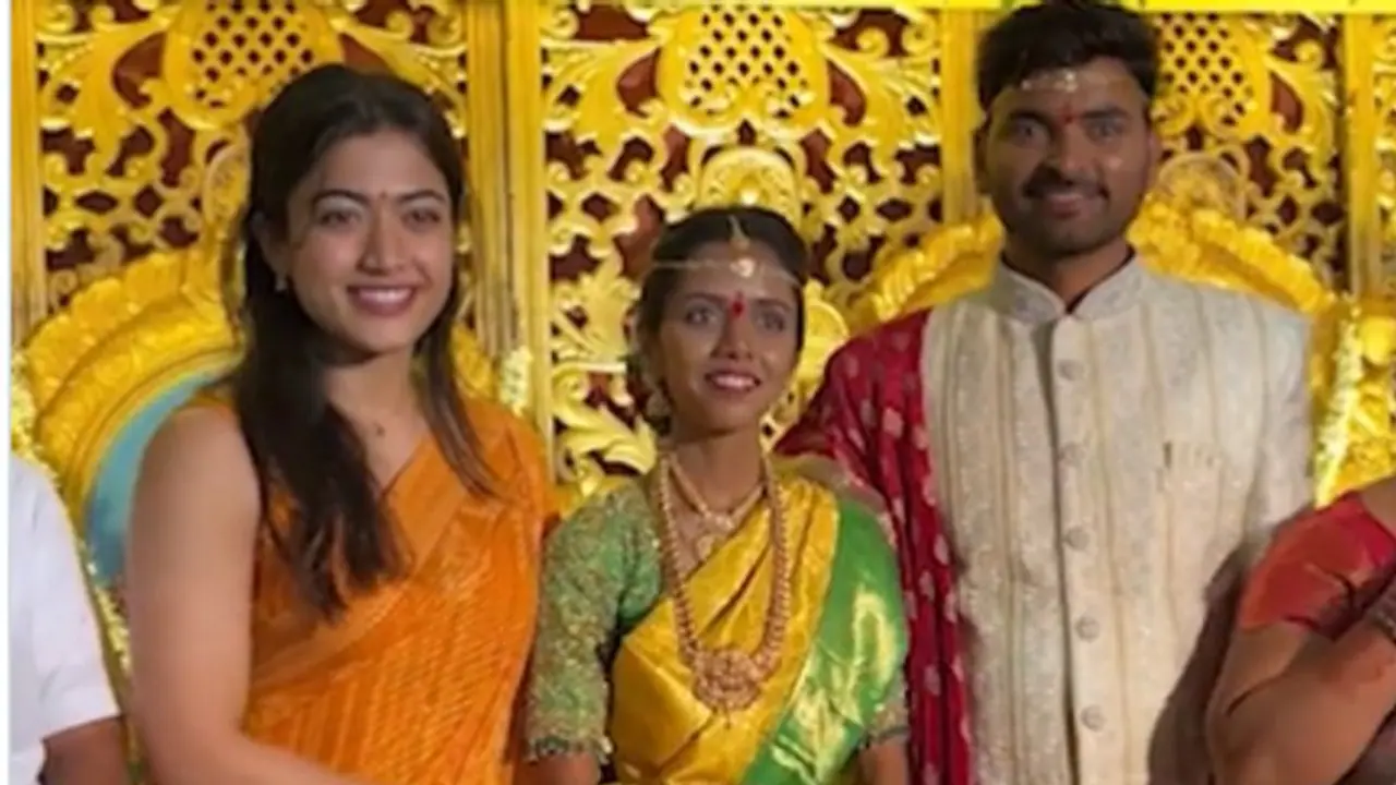 రష్మిక కాళ్ళు మొక్కిన అసిస్టెంట్... సోషల్ మీడియాలో రచ్చ! రష్మిక కాళ్ళు మొక్కిన అసిస్టెంట్... సోషల్ మీడియాలో రచ్చ!