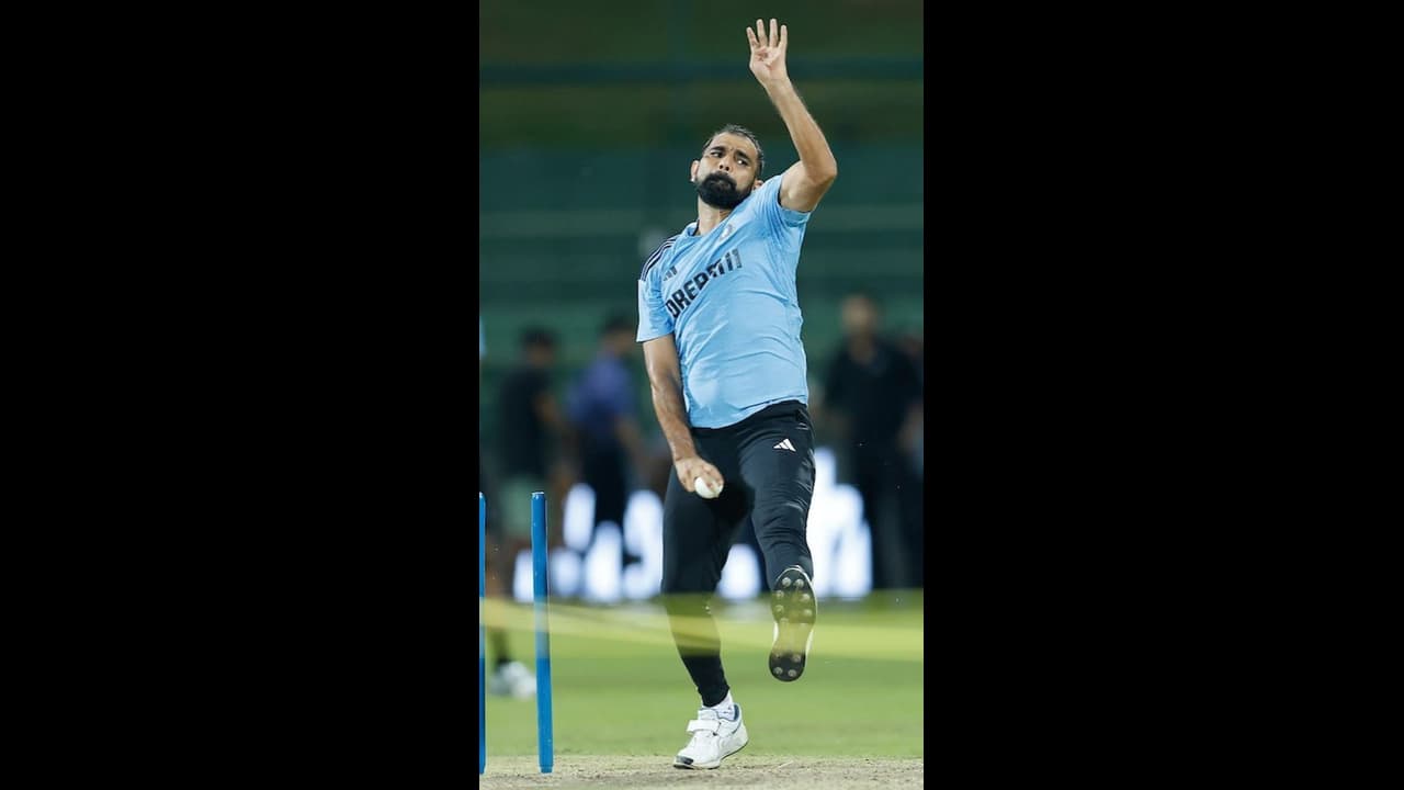 ശീതീകരിച്ച മുറിയിലിരിക്കുന്ന നിങ്ങള് എന്തറിയാന്? ചൂടിനെ കുറിച്ച് ചോദിച്ചപ്പോള് ഷമിയുടെ രസകമായ മറുപടി ശീതീകരിച്ച മുറിയിലിരിക്കുന്ന നിങ്ങള് എന്തറിയാന്? ചൂടിനെ കുറിച്ച് ചോദിച്ചപ്പോള് ഷമിയുടെ രസകമായ മറുപടി