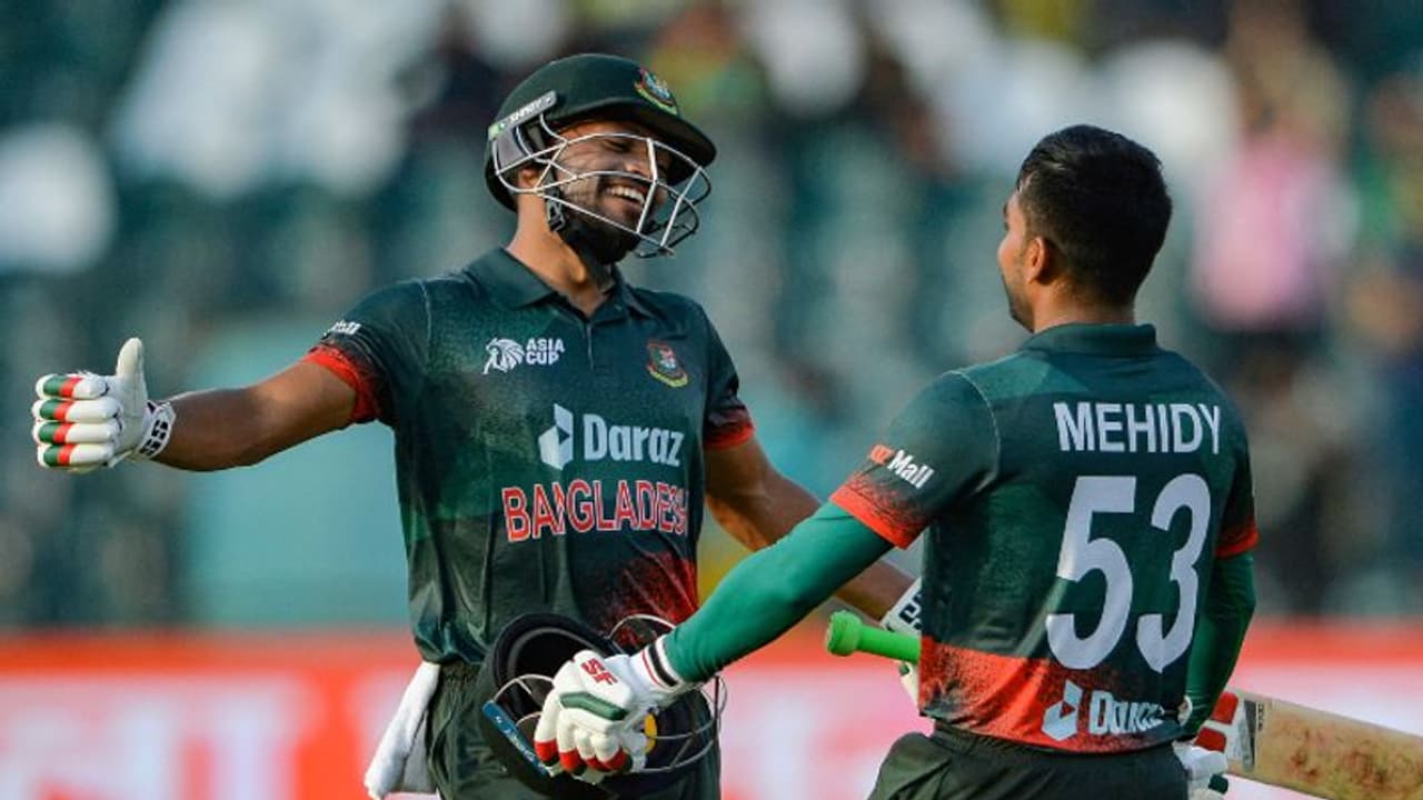 BAN vs AFG: இடி மாதிரி விழுந்த அடி, வாரி கொடுத்த ஆப்கானிஸ்தான் வீரர்கள்; வங்கதேசம் 334 ரன்கள் குவிப்பு!
