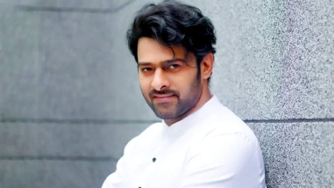 ప్రభాస్ కు ఇచ్చిన మాట తప్పిన ఆ రెండు టీమ్స్ , తప్పు ఎవరిది? ప్రభాస్ కు ఇచ్చిన మాట తప్పిన ఆ రెండు టీమ్స్ , తప్పు ఎవరిది?