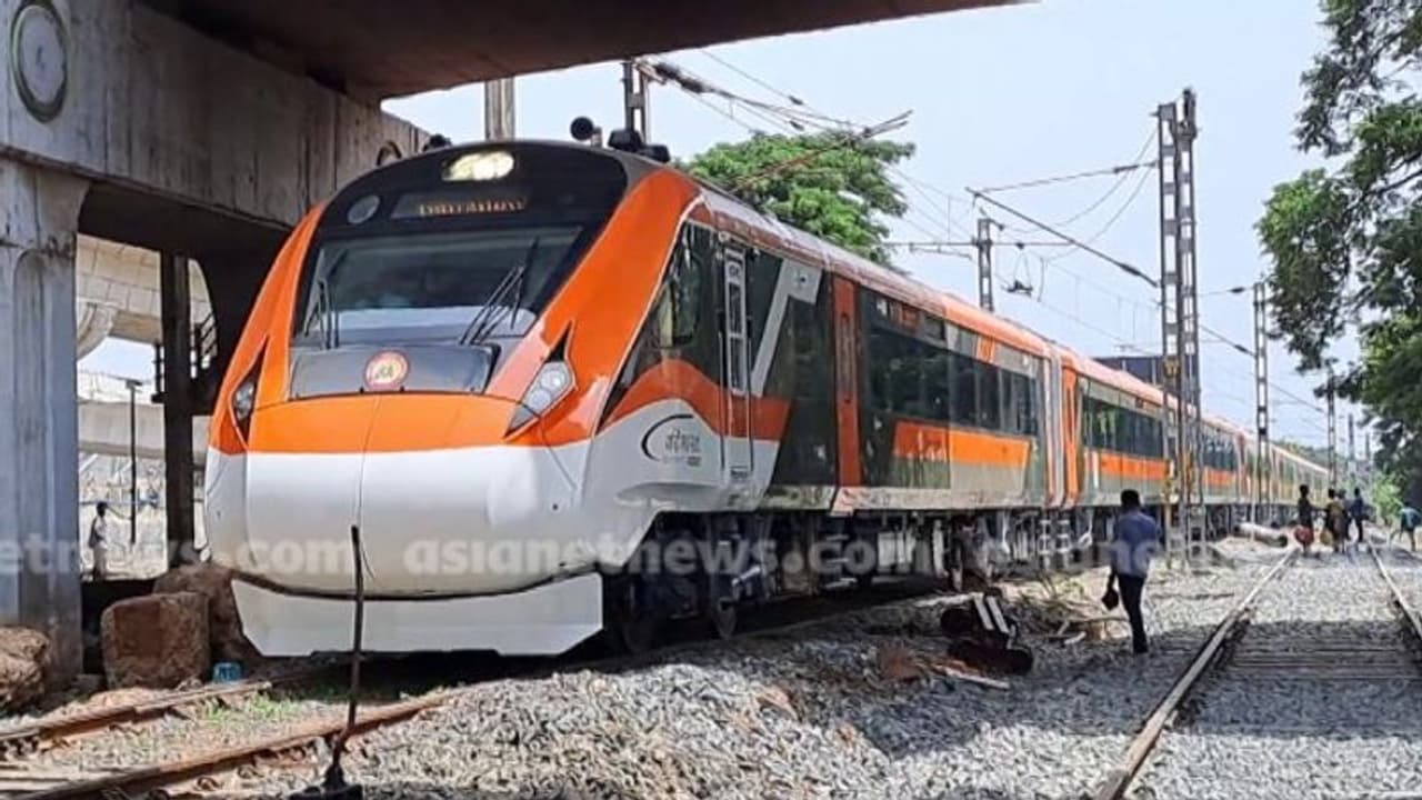 കാത്തിരിപ്പിന് അവസാനം! കേരളത്തിന്റെ ട്രാക്കിലേക്ക് രണ്ടാം വന്ദേഭാരത്, റൂട്ടടക്കം വിവരിച്ച് എം കെ രാഘവൻ കാത്തിരിപ്പിന് അവസാനം! കേരളത്തിന്റെ ട്രാക്കിലേക്ക് രണ്ടാം വന്ദേഭാരത്, റൂട്ടടക്കം വിവരിച്ച് എം കെ രാഘവൻ