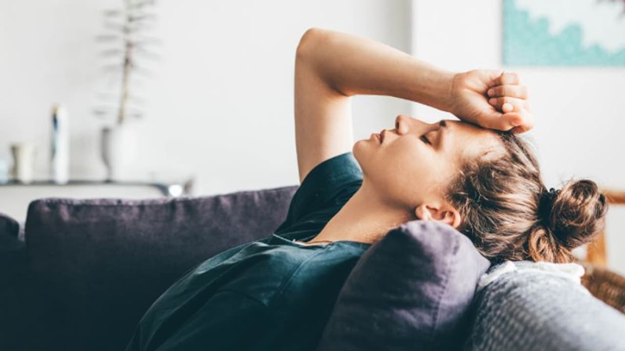 എപ്പോഴും ക്ഷീണമാണോ? ഈ രണ്ട് വിറ്റാമിനുകളുടെ കുറവാകാം കാരണം...