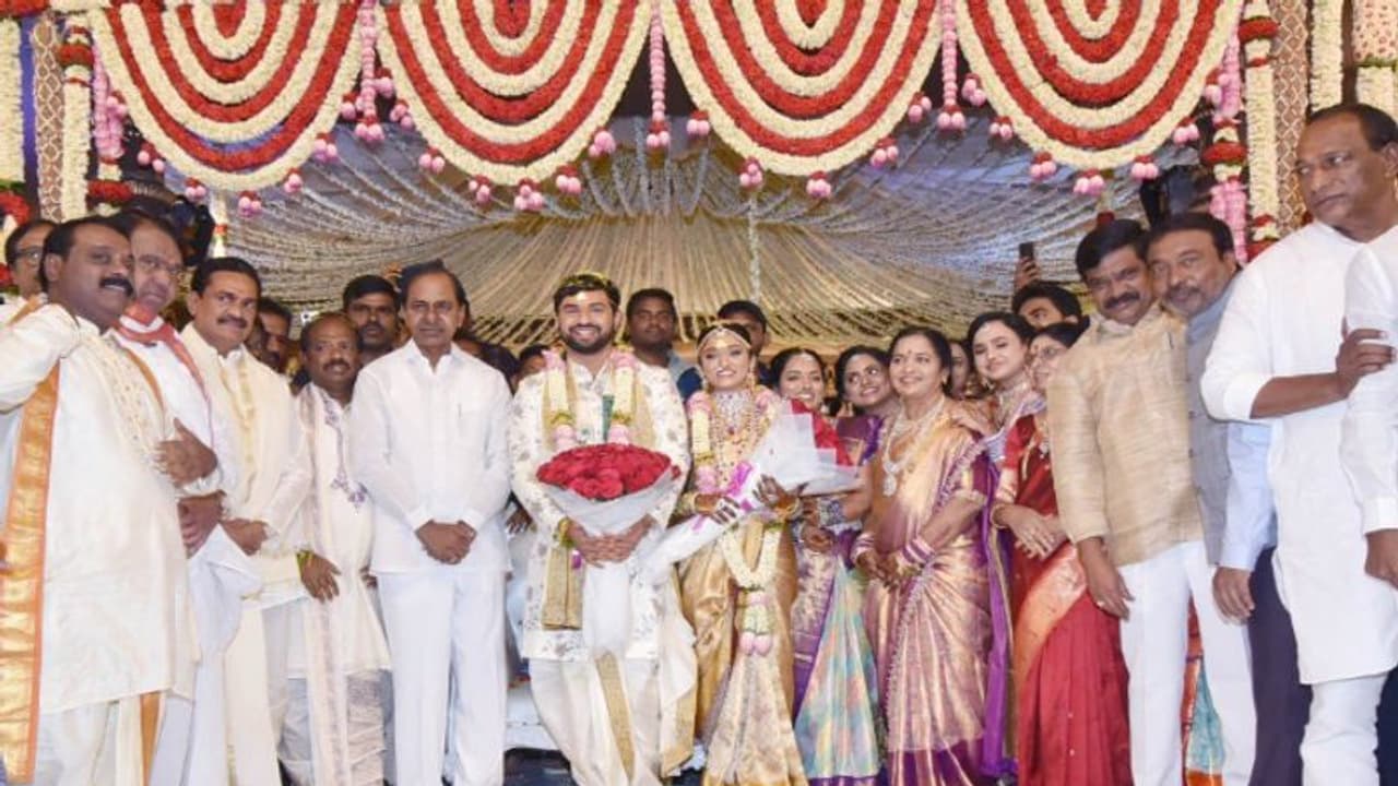 హైదరాబాద్లో వివాహా వేడుకలో ఎన్నికల సందడి.. ‘‘కేసీఆర్ కావాలి.. కామారెడ్డి రావాలి’’ అని నినాదాలు.. హైదరాబాద్లో వివాహా వేడుకలో ఎన్నికల సందడి.. ‘‘కేసీఆర్ కావాలి.. కామారెడ్డి రావాలి’’ అని నినాదాలు..