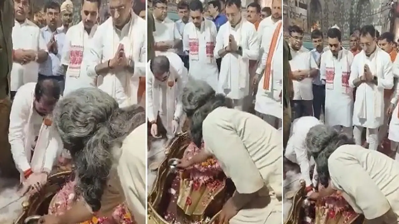 यूपी के मंत्री ने जलाभिषेक के बाद शिवलिंग के अरघे में धोया हाथ, वीडियो वायरल, क्या रिएक्शन दे रहे हैं लोग? यूपी के मंत्री ने जलाभिषेक के बाद शिवलिंग के अरघे में धोया हाथ, वीडियो वायरल, क्या रिएक्शन दे रहे हैं लोग?