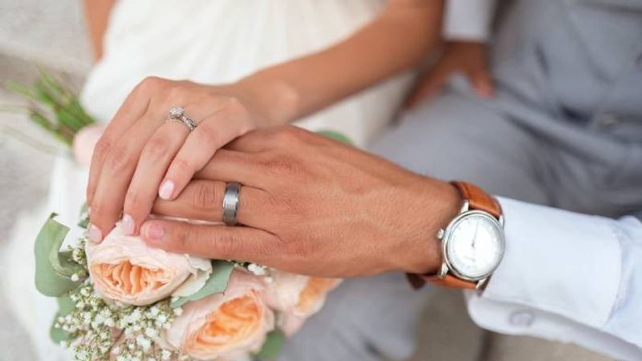 വിവാഹമോതിരത്തിൽ മരിച്ചുപോയ മുതുമുത്തച്ഛന്റെ രൂപം, ആത്മാവ് വിവാഹത്തിൽ പങ്കെടുക്കാനെത്തിയതെന്ന് യുവതി വിവാഹമോതിരത്തിൽ മരിച്ചുപോയ മുതുമുത്തച്ഛന്റെ രൂപം, ആത്മാവ് വിവാഹത്തിൽ പങ്കെടുക്കാനെത്തിയതെന്ന് യുവതി