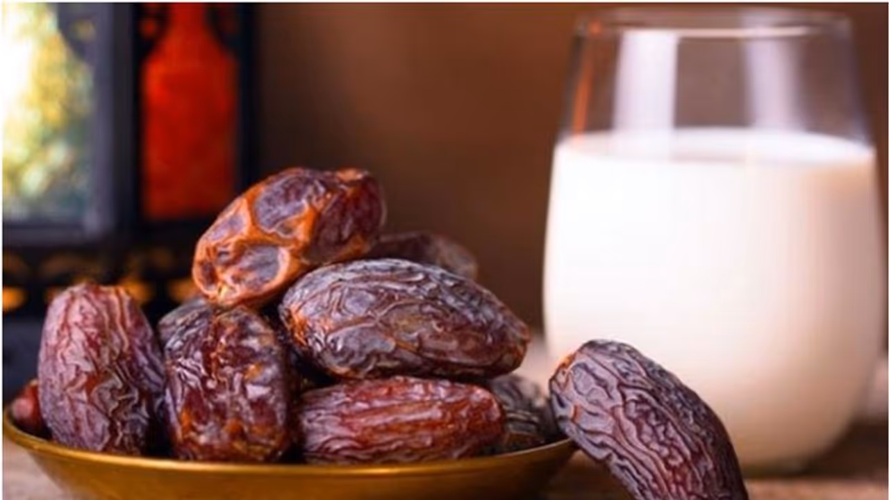 ഈന്തപ്പഴം പാലിൽ കുതിർത്ത് കഴിക്കാറുണ്ടോ? എങ്കില് നിങ്ങളറിയേണ്ടത്... ഈന്തപ്പഴം പാലിൽ കുതിർത്ത് കഴിക്കാറുണ്ടോ? എങ്കില് നിങ്ങളറിയേണ്ടത്...