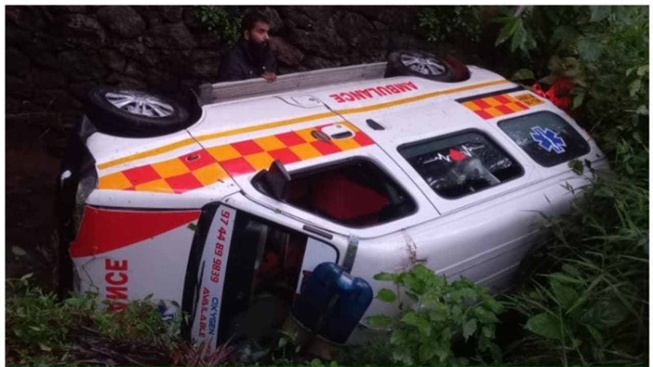 ആശുപത്രിയില് നിന്ന് ഡിസ്ചാര്ജ് ചെയ്ത രോഗിയുമായി വീട്ടിലേക്ക് വരുന്നതിനിടെ ആംബുലന്സ് മറിഞ്ഞ് രോഗി മരിച്ചു ആശുപത്രിയില് നിന്ന് ഡിസ്ചാര്ജ് ചെയ്ത രോഗിയുമായി വീട്ടിലേക്ക് വരുന്നതിനിടെ ആംബുലന്സ് മറിഞ്ഞ് രോഗി മരിച്ചു