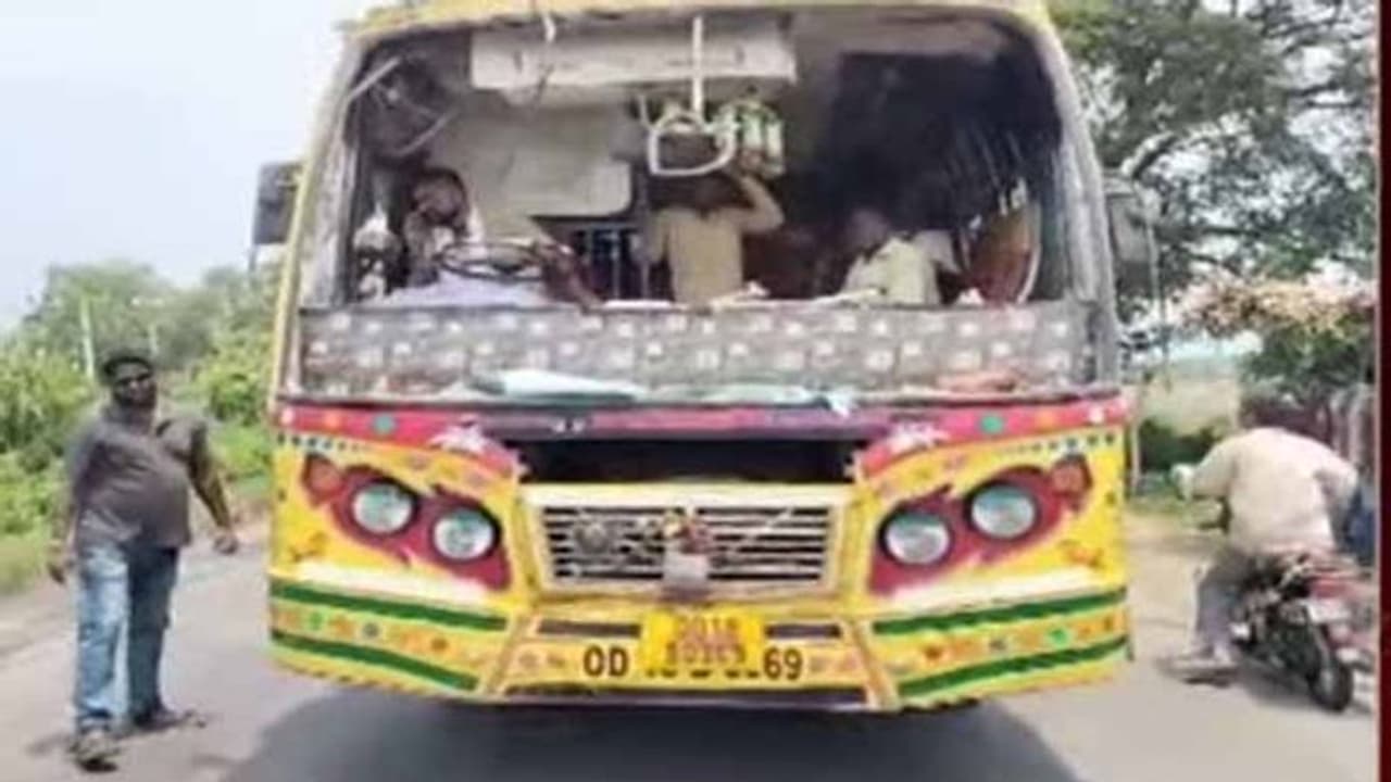 పార్వతీపురం మన్యంలో తప్పిన ప్రమాదం, ప్రైవేట్ బస్సుపై ఏనుగు దాడి: భయాందోళనలో ప్రయాణీకులు పార్వతీపురం మన్యంలో తప్పిన ప్రమాదం, ప్రైవేట్ బస్సుపై ఏనుగు దాడి: భయాందోళనలో ప్రయాణీకులు