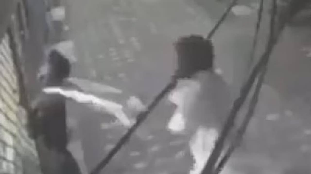 വൈദ്യുതാഘാതമേറ്റ് മെറ്റൽ ഗ്രില്ലിൽ കുടുങ്ങി, യുവാവിനെ അത്ഭുതകരമായി രക്ഷപ്പെടുത്തി സുഹൃത്ത്