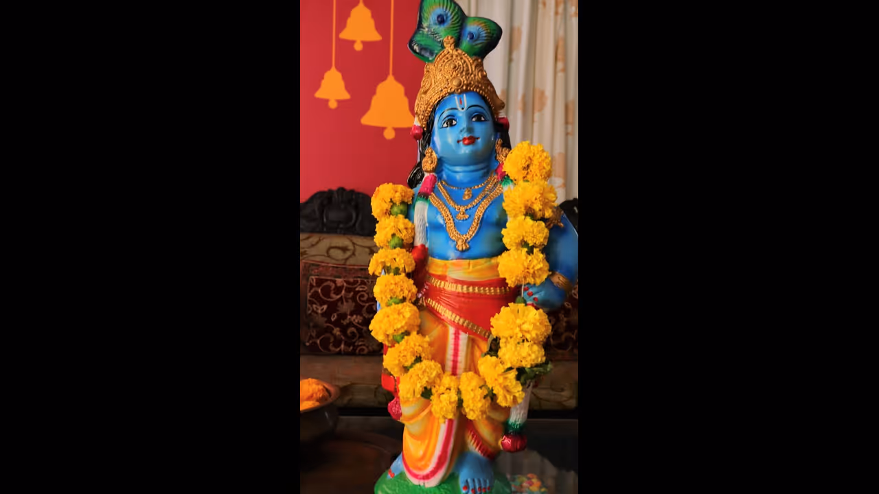 கிருஷ்ண ஜெயந்தி 2023 : உங்க வீட்டில் கிருஷ்ணரை இப்படி வழிபடுங்க.. செழிப்பு உண்டாகும்..!!