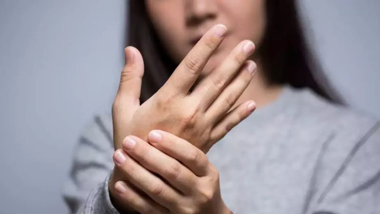 വിറ്റാമിൻ ബി 12ന്റെ കുറവ്; അറിയാം ലക്ഷണങ്ങളും കഴിക്കേണ്ട ഭക്ഷണങ്ങളും... വിറ്റാമിൻ ബി 12ന്റെ കുറവ്; അറിയാം ലക്ഷണങ്ങളും കഴിക്കേണ്ട ഭക്ഷണങ്ങളും...