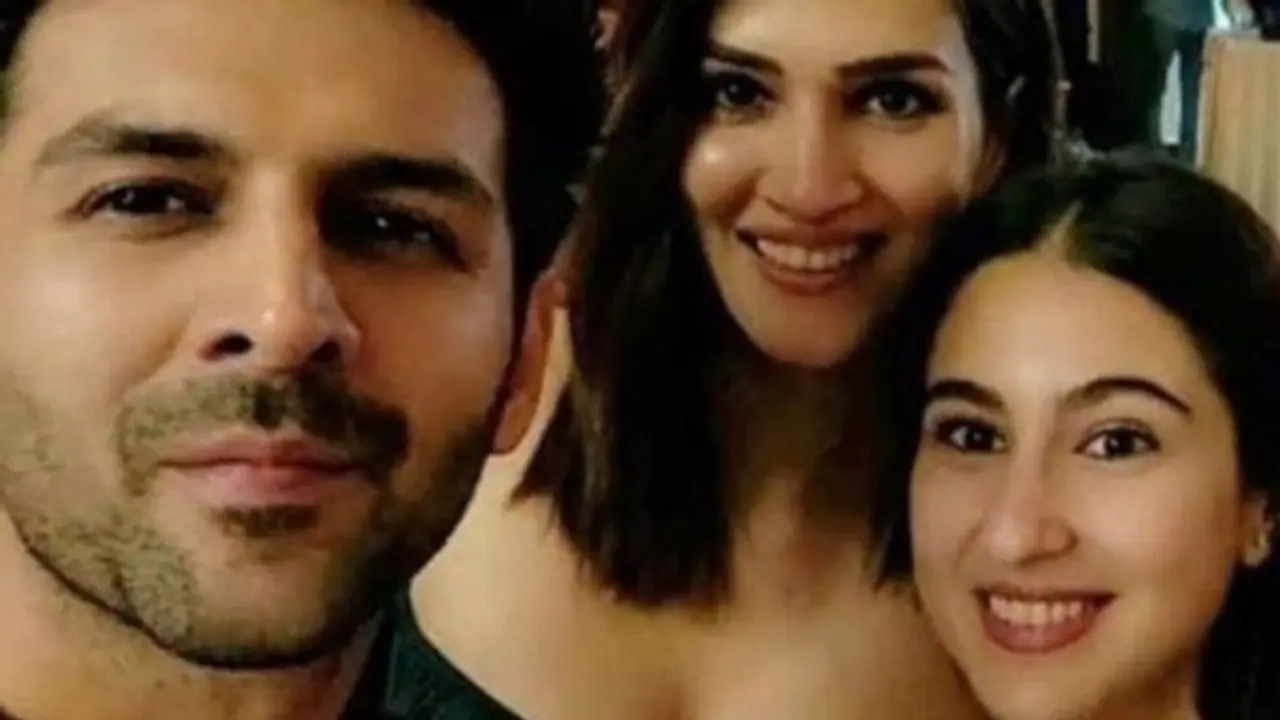 Ex couple Kartik Aaryan, Sara Ali Khan's 'happy selfie' with Kriti Sanon goes VIRAL Ex couple Kartik Aaryan, Sara Ali Khan's 'happy selfie' with Kriti Sanon goes VIRAL