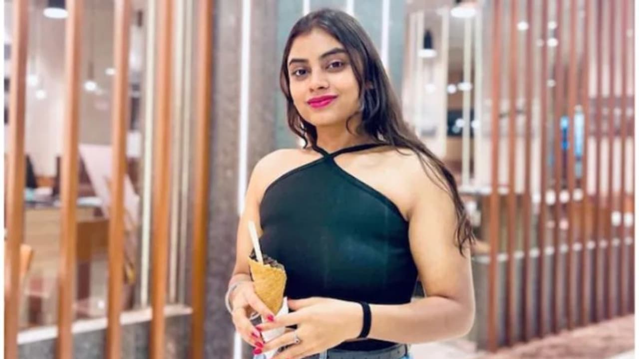 എയര് ഹോസ്റ്റസ് ഫ്ലാറ്റിനുള്ളില് മരിച്ച നിലയില്; ഒരാള് പൊലീസ് കസ്റ്റഡിയില് എയര് ഹോസ്റ്റസ് ഫ്ലാറ്റിനുള്ളില് മരിച്ച നിലയില്; ഒരാള് പൊലീസ് കസ്റ്റഡിയില്