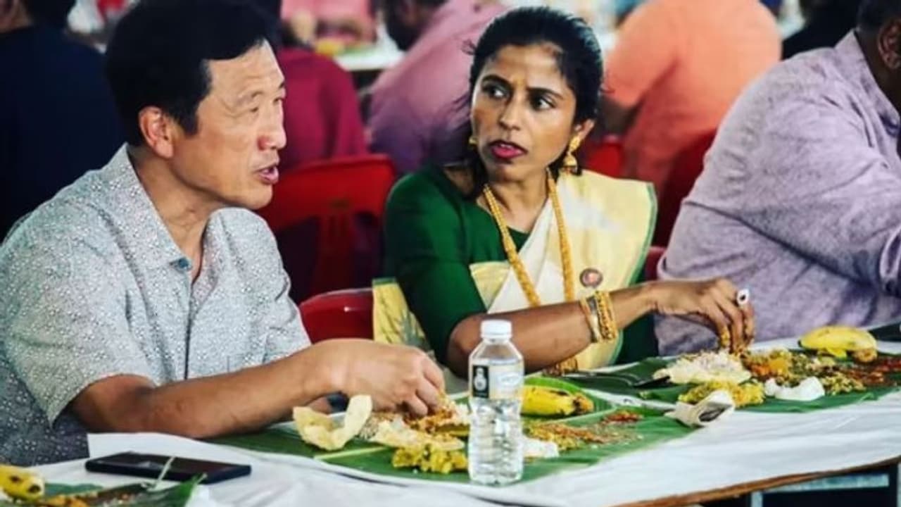 Singapore Onam sadhya | சிங்கப்பூரில் ஓணம் பண்டிகை விருந்து! ரசித்து ருசித்து சாப்பிட்ட அமைச்சர் ஓங் யீ காங்! Singapore Onam sadhya | சிங்கப்பூரில் ஓணம் பண்டிகை விருந்து! ரசித்து ருசித்து சாப்பிட்ட அமைச்சர் ஓங் யீ காங்!