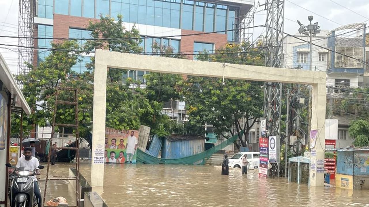 తెలంగాణ వ్యాప్తంగా భారీ వర్షాలు.. నలుగురు మృతి, నీట మునిగిన అనేక ప్రాంతాలు తెలంగాణ వ్యాప్తంగా భారీ వర్షాలు.. నలుగురు మృతి, నీట మునిగిన అనేక ప్రాంతాలు