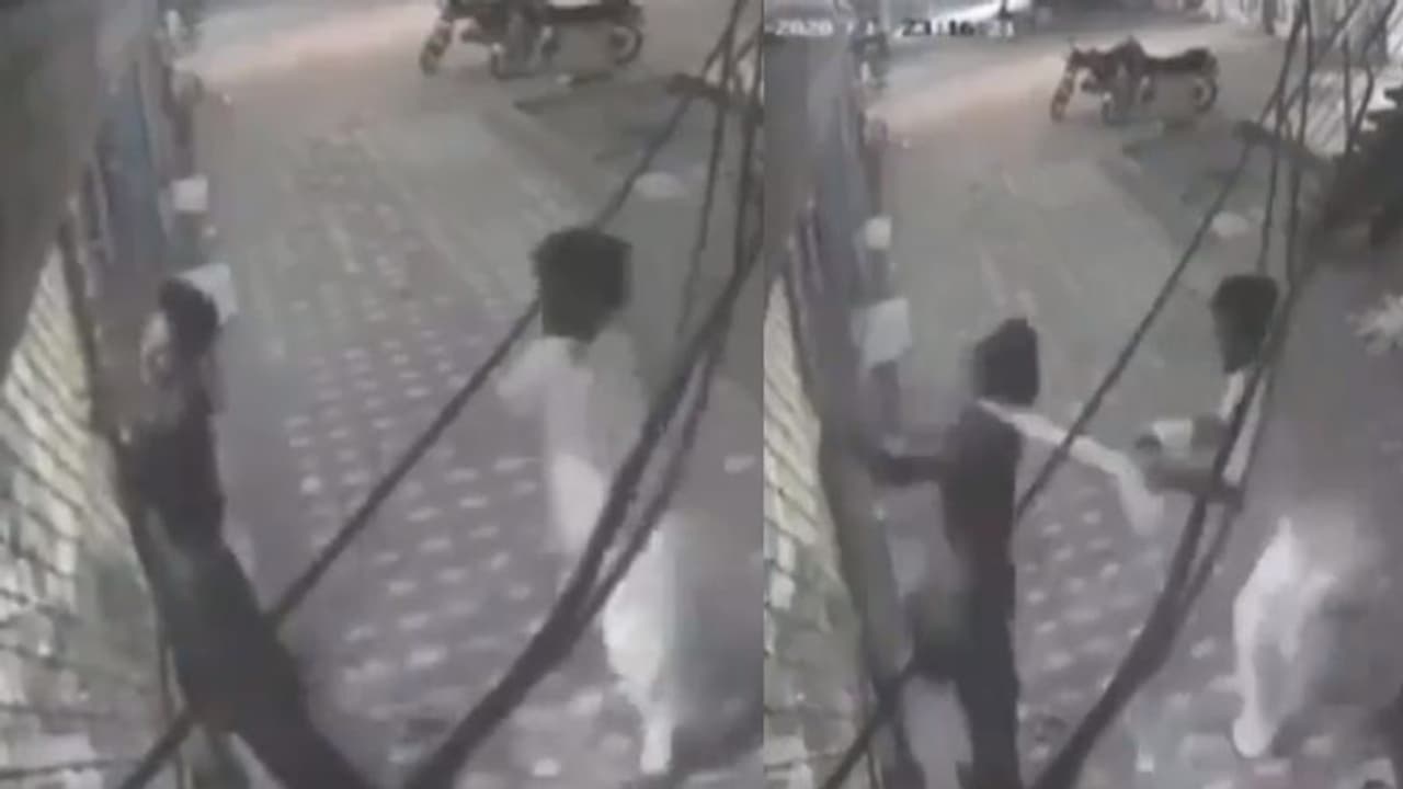 கண்முன் ஊசலாடிய நண்பனின் வாழ்க்கை.. துண்டை வைத்து உயிரை காத்த தோழன்.. குவியும் பாராட்டு வைரல் வீடியோ! கண்முன் ஊசலாடிய நண்பனின் வாழ்க்கை.. துண்டை வைத்து உயிரை காத்த தோழன்.. குவியும் பாராட்டு வைரல் வீடியோ!