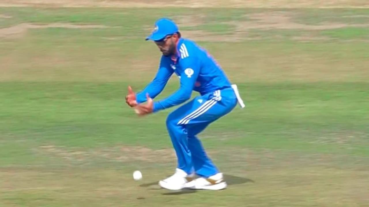 லட்டு கேட்சை கோட்டைவிட்டு, ஒரு கையால் கேட்ச் பிடித்த கோலி; ஒருநாள் கிரிக்கெட்டில் 143 கேட்ச் பிடித்து அசத்தல்! லட்டு கேட்சை கோட்டைவிட்டு, ஒரு கையால் கேட்ச் பிடித்த கோலி; ஒருநாள் கிரிக்கெட்டில் 143 கேட்ச் பிடித்து அசத்தல்!