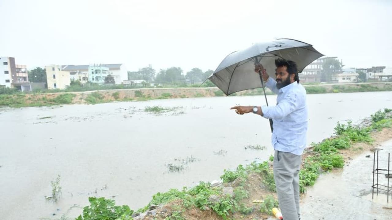 మంచినీటితో కళకళలాడుతున్న ట్యాంక్ బండ్... మంత్రి గారి సంబురం చూడండి...! మంచినీటితో కళకళలాడుతున్న ట్యాంక్ బండ్... మంత్రి గారి సంబురం చూడండి...!
