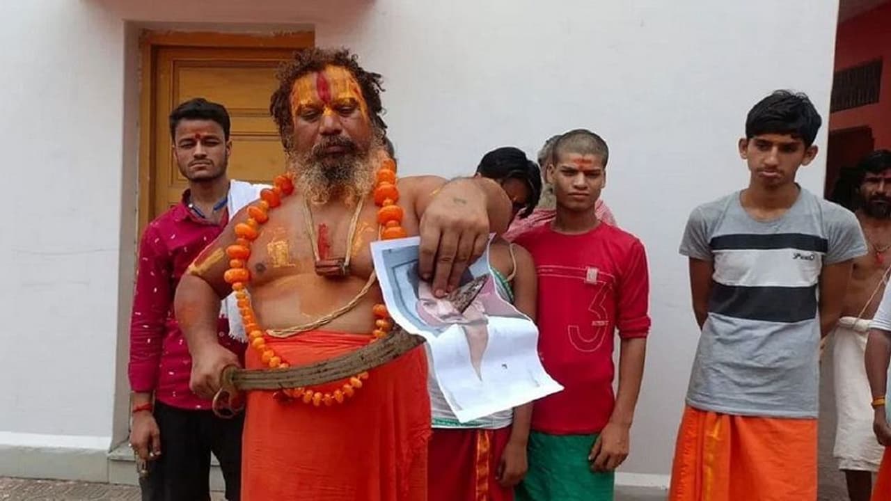 உதயநிதி ஸ்டாலின் தலைக்கு ரூ.10 கோடி பரிசு! ஆவேசமான உ.பி. சாமியார் பரமஹம்ச ஆச்சார்யா!