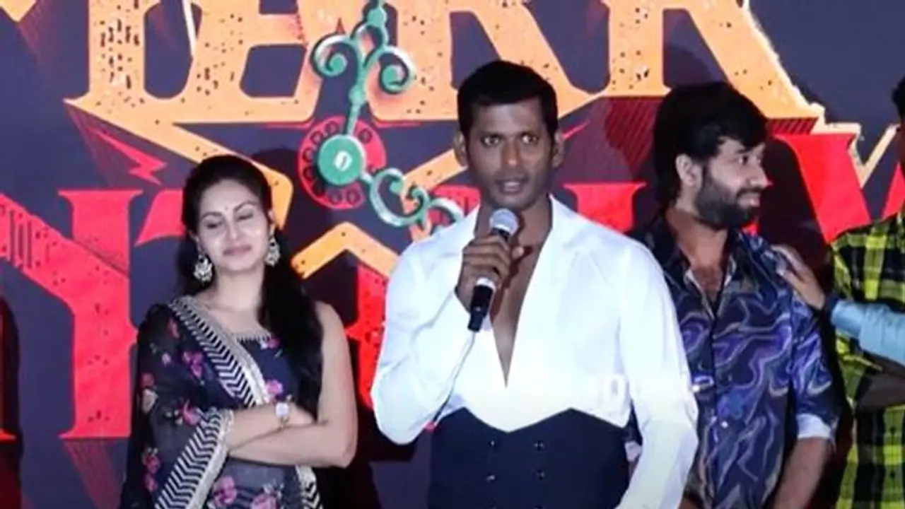 நான் ஒரு பேச்சுலர்... ஆனால் எனக்கு ஒரு மகள் இருக்கா! முதல் முறையாக அறிமுகம் செய்து கண்ணீர் விட்ட விஷால்! நான் ஒரு பேச்சுலர்... ஆனால் எனக்கு ஒரு மகள் இருக்கா! முதல் முறையாக அறிமுகம் செய்து கண்ணீர் விட்ட விஷால்!