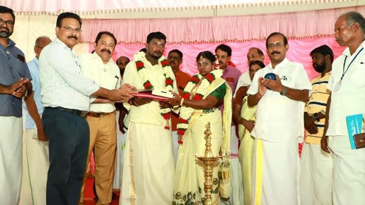 ചെലവ് മാത്രമല്ല, എല്ലാം നൽകി; മാരാംകോട് ദുർഗ ഭദ്രകാളി ക്ഷേത്രത്തിൽ അഭയയുടെ 'കൈപിടിച്ചേൽപിച്ചത്' ലയൺസ് ക്ലബ്