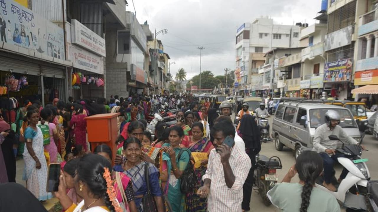 ಗೃಹಲಕ್ಷ್ಮಿ ಎಫೆಕ್ಟ್: ಬ್ಯಾಂಕ್ ಮುಂದೆ ಮಹಿಳೆಯರನ್ನು ನಿಯಂತ್ರಿಸಲು ಪೊಲೀಸರು, ಸೆಕ್ಯೂರಿಟಿ ಗಾರ್ಡ್ ಹರಸಾಹಸ