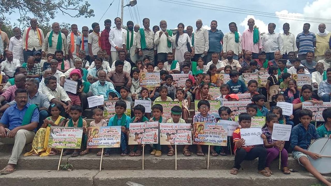 Mandya: Children protest against govt, urge to save water of the ancestors Mandya: Children protest against govt, urge to save water of the ancestors