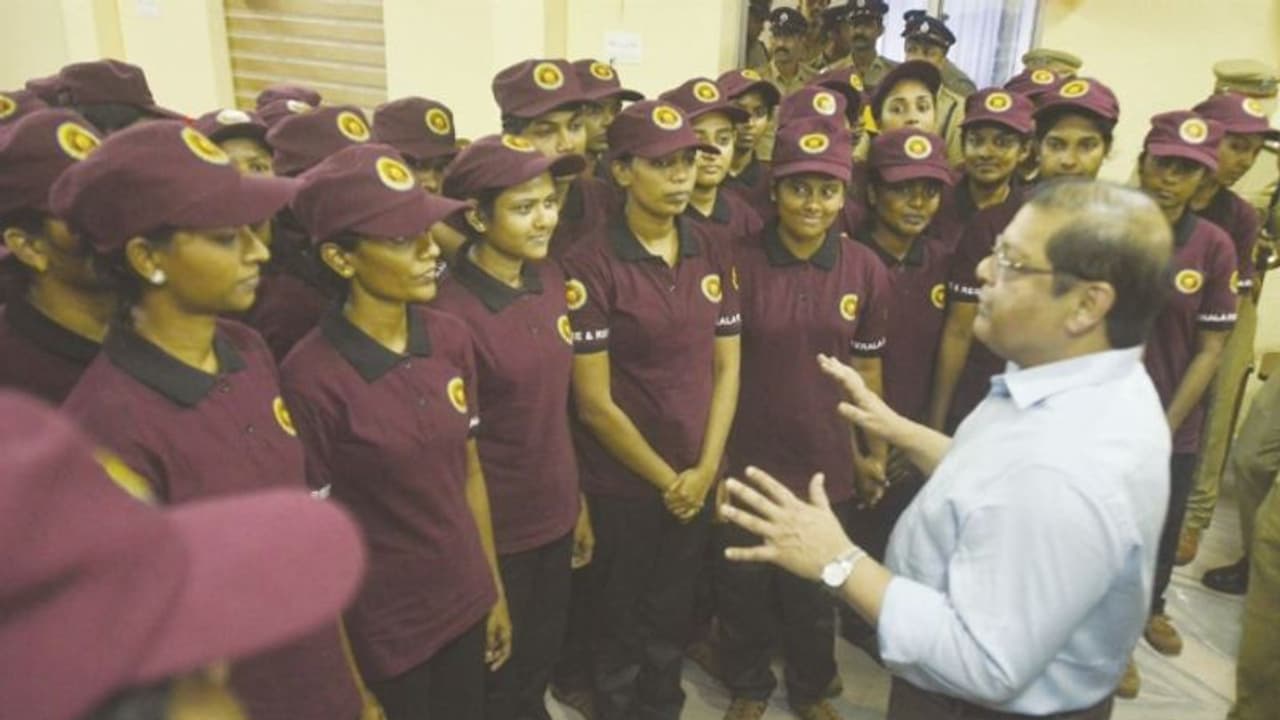 സ്ത്രീപുരുഷ വ്യത്യാസമില്ലാതെ എല്ലാം അഭ്യസിപ്പിക്കും, ഇന്ത്യയിൽ തന്നെ ആദ്യം, തീ തടുക്കും 'തീയാകാൻ' പെൺപുലികൾ! സ്ത്രീപുരുഷ വ്യത്യാസമില്ലാതെ എല്ലാം അഭ്യസിപ്പിക്കും, ഇന്ത്യയിൽ തന്നെ ആദ്യം, തീ തടുക്കും 'തീയാകാൻ' പെൺപുലികൾ!