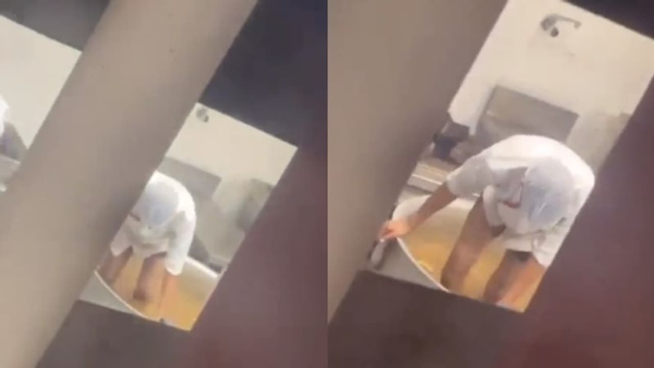 'ഈ ഭക്ഷണം ഇനി കഴിക്കില്ല'; കാല് കൊണ്ട് ഉരുളക്കിഴങ്ങ് ഉടയ്ക്കുന്നതിന്റെ വീഡിയോ... 'ഈ ഭക്ഷണം ഇനി കഴിക്കില്ല'; കാല് കൊണ്ട് ഉരുളക്കിഴങ്ങ് ഉടയ്ക്കുന്നതിന്റെ വീഡിയോ...