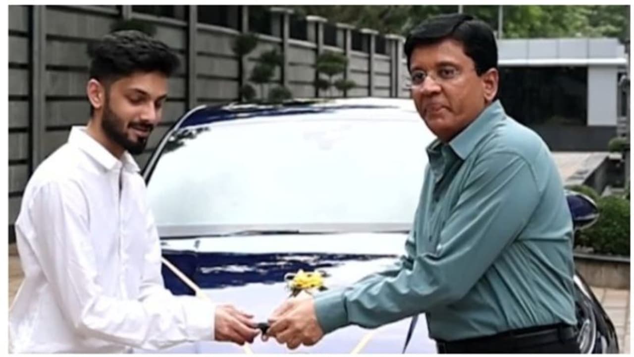 அனிருத்துக்கு காசு மட்டும் அல்ல... 3 புது காரை நிறுத்தி ஆசை பட்டதை தேர்வு செய்ய சொன்ன கலாநிதி! வைரல் வீடியோ 