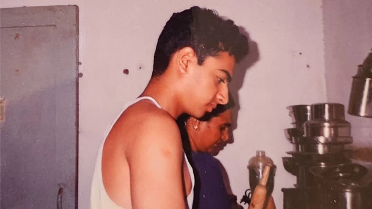 അടുക്കളയില് അമ്മയെ സഹായിക്കുന്ന സൈജു, ഫോട്ടോ ഏറ്റെടുത്ത് ആരാധകര് അടുക്കളയില് അമ്മയെ സഹായിക്കുന്ന സൈജു, ഫോട്ടോ ഏറ്റെടുത്ത് ആരാധകര്