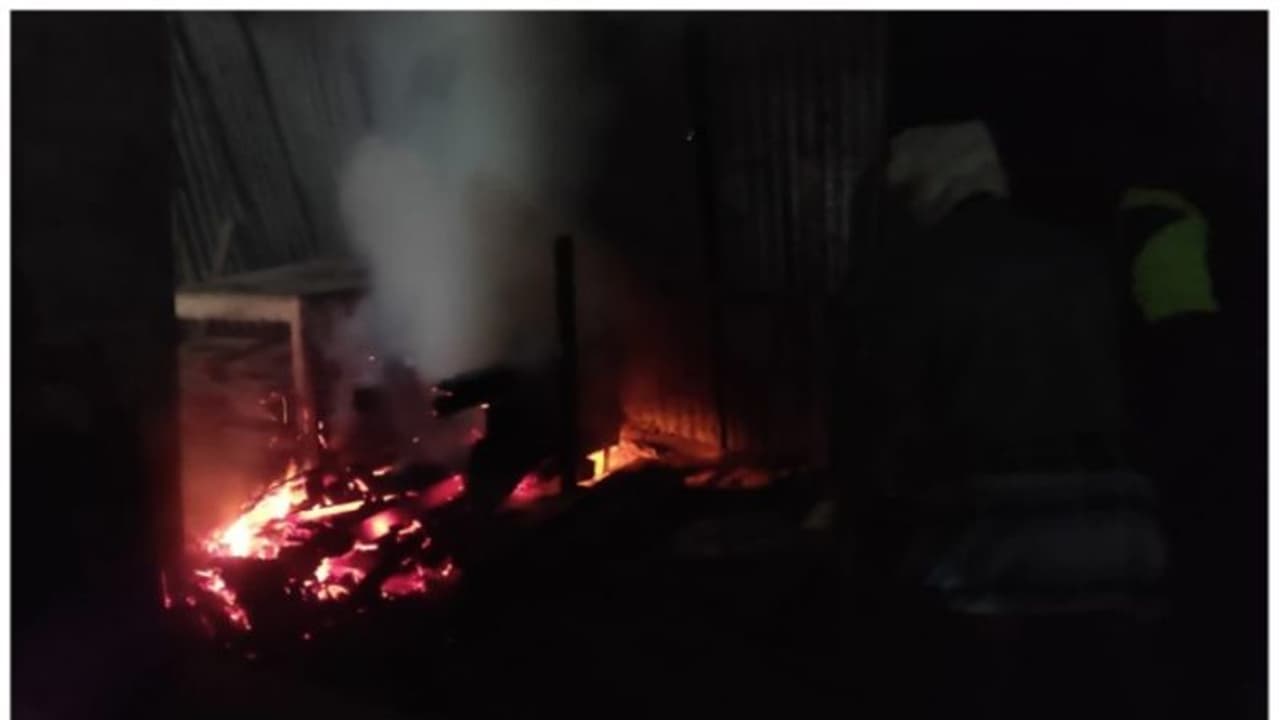 തൃശൂരില് മരമില്ലില് തീപിടിത്തം; വന് അപകടം ഒഴിവായത് മത്സ്യത്തൊഴിലാളികളുടെ ഇടപെടലില് തൃശൂരില് മരമില്ലില് തീപിടിത്തം; വന് അപകടം ഒഴിവായത് മത്സ്യത്തൊഴിലാളികളുടെ ഇടപെടലില്